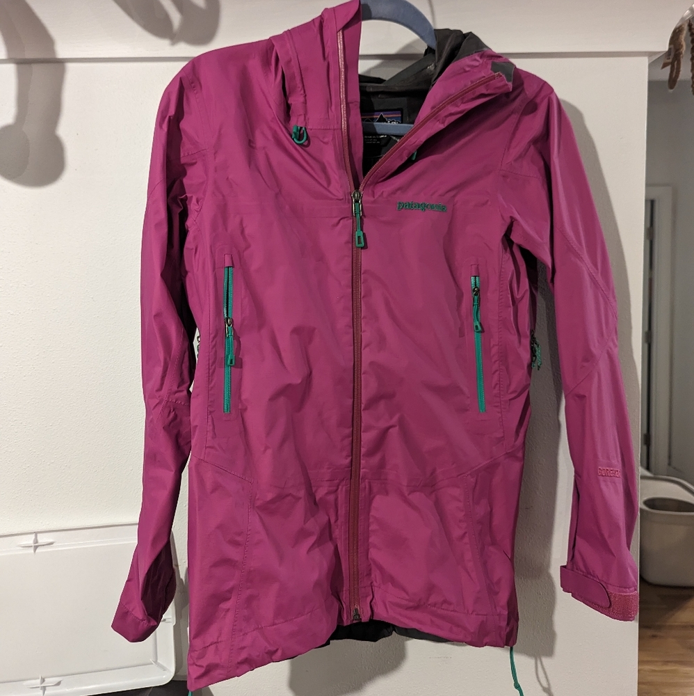 Like new! Patagonia Goretex seam sealed rain jacket shell pink green women's xs